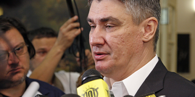 Zagreb, 220915.Hrvatsko novinarsko drustvo.Sjednica Skupstine Saveza antifasistickih boraca i antifsista RH u sklopu koje se odrzala rasprava na temu Antifasizam u Hrvatskoj danas.Na fotografiji: Zoran Milanovic.Foto: Davor Pongracic / CROPIX