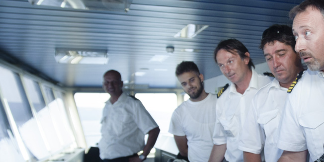 Dracevica, otok Brac, 100815.Predsjednica RH Kolinda Grabar Kitarovic posjetila je popodne mjesta Donji Humac i Dracevicu na otoku Bracu na koji je doputovala redovnom trajektnom linijom.Na fotografiji: predsjednica Kolinda Grabar Kitarovic s posadom trajekta Biokovo na putu prema Bracu.Foto: Tom Dubravec / CROPIX