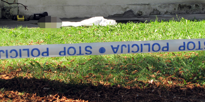 Sisak, 230915.S vise ubodnih rana nozem, u predjelu prsa i vrata, Franjo Miskovic (64)  ubio je svojeg susjeda Stjepana Pala (56). Zlocin se dogodio ispred Palove kuce u Ladarskoj ulici.Na fotografiji:  policijski ocevid.Foto: Mate Piskor / CROPIX                                