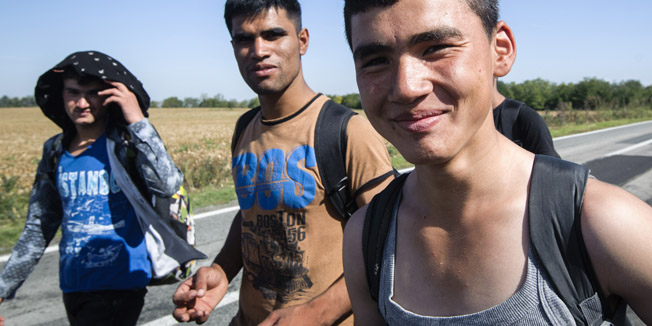 Opatovac, 230915.Grupa od 10-ak Aganistanaca pjesice putuje cestom izmedju Opatovca i Sotina. Grupa je pobjegla iz kampa u Opatovcu i pjesice krenula prema Vukovaru, u nadi da ce se snaci za prijevoz prema granici s Madjarskom.Foto: Tom Dubravec / CROPIX