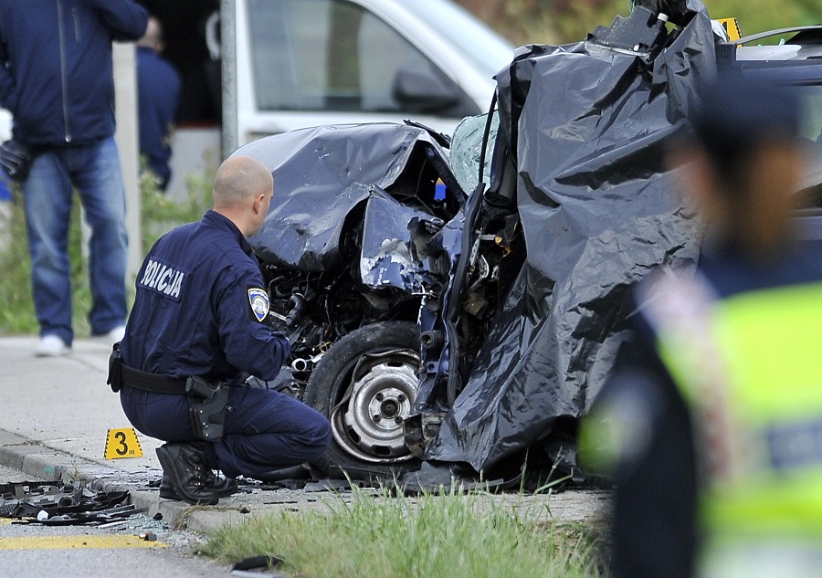 Zagreb, 260915.Mirosevecka cesta 80.Na Miroseveckoj cesti doslo je do teske prometne nesrece u kojoj su sudjelovala dva osobna vozila. Dvije osobe su smrtno stradale, jedna na mjestu nesrece, a jedna u bolnici dok je treca osoba ozlijedjena.Na fotografiji: policijski ocevid.                                                                                                                                                                                           Foto: Damir Krajac / CROPIX 