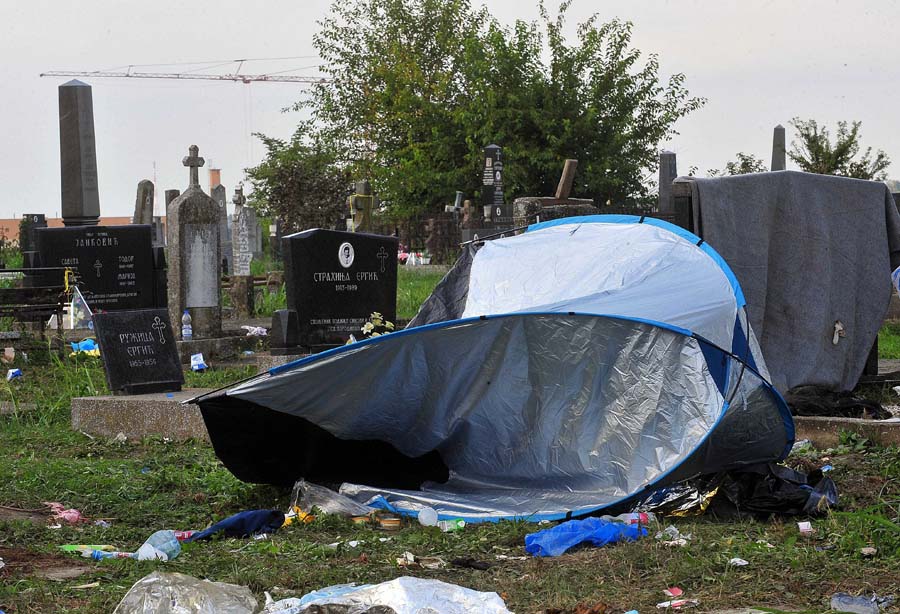 Tovarnik, 260915.Odbacene stvari i smece ostalo koje je ostalo iza izbjeglica na pravoslavnom groblju na granici sa Srbijom nakon sto su produzili put za Hrvatsku.Foto: Maja Zlatevska / CROPIX