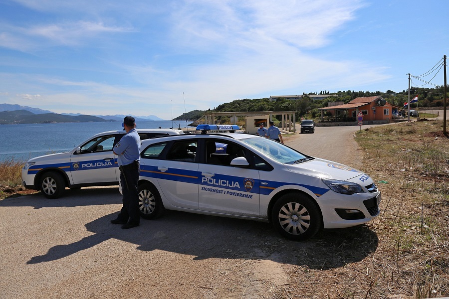 Prevlaka, 290915.Policija blokirala cestu ispred ulaza na podrucje poluotoka Prevlaka.Foto: Niksa Duper / CROPIX