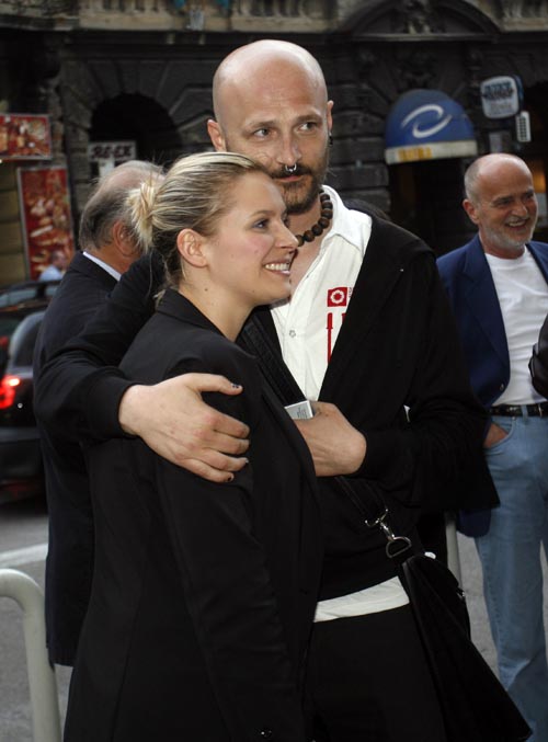 Rijeka, 030510.U Hrvatskom kulturnom domu na Susaku (HKD) veceras je svecano otvoren 17. Medjunarodni festival malih scena. Festival je zapoceo predstavom Dervis i smrt Mese Selimovica u izvedbi Narodnog pozorista Beograd. Poseban gost vecerasnjeg otvorenja bio je i predsjednik RH Ivo Josipovic sa suprugom. Na slici: glazbenik Damir Urban i njegova supruga Milica Czerny.Foto: Tea Cimas / CROPIX