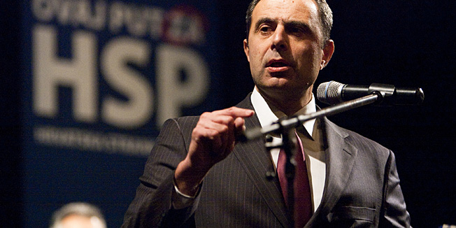 Osijek, 271111.Parlamentarni izbori 2011.U Hrvatskom narodnom kazalistu u Osijeku odrzan je sredisnji predizborni skup koalicije Hrvatske stranke prava i Hrvatske straze-nacionalne stranke za 4. izbornu jedinicu.Na fotografiji:Danijel Srb predsjednik HSP-a.Foto: Vlado Kos / Cropix