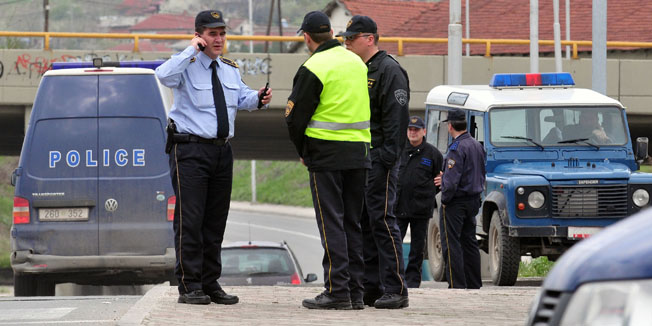 Skoplje, Makedonija, 140412.Nakon nezapamcenog ubojstva u Makedoniji gdje su ubijena cetiri mladica i stariji covjek, pojacane su policijske kontrole na ulicama. Na slici: policija provodi stroge kontrole na ulicama ispred naselja Radisani.Foto: Maja Zlatevska / CROPIX