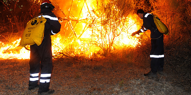 Skradin  ,120812.Vatrogasci gase pozar kod sela Todorovici u zaledju Skradina. Pozar je zaprijetio kucama, a jak vjetar dodatno otezava situaciju.Foto: Niksa Stipanicev / CROPIX