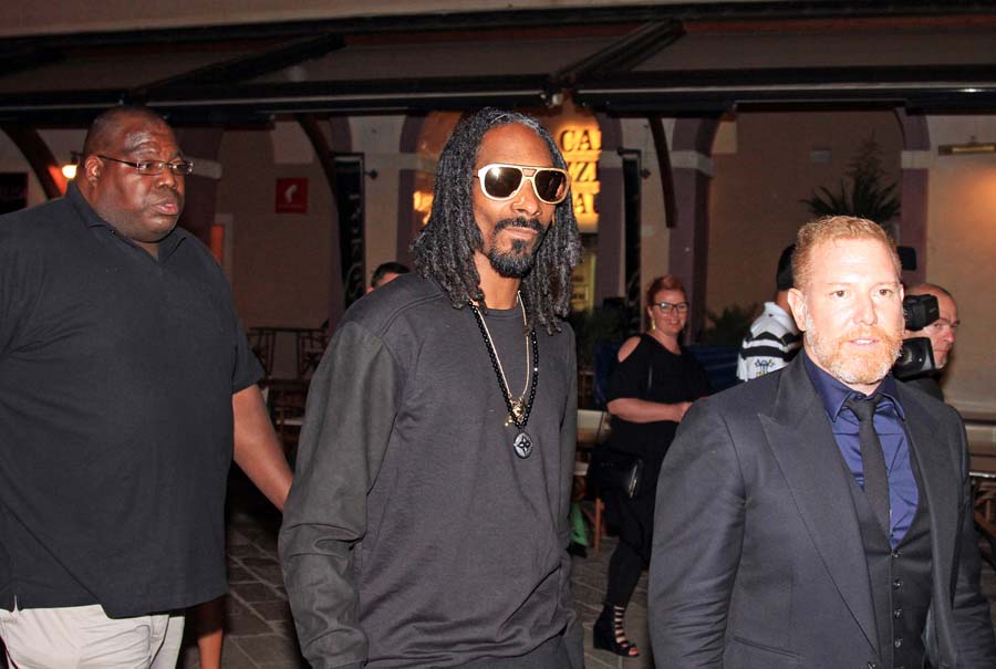 Dubrovnik, 070614.Americki slavni reper i glazbeni producent Snoop Dogg, veceras malo iza ponoci stigao je u staru gradsku jezgru, te uz jake mjere osiguranja na straznji ulaz usao u dubrovacko kazaliste Marina Drzica gdje je svadbena vecera Fabiole Beracasa i Jasona Beckmana pretvorena u party na kojem ce popularni izvodjac ostatak noci zabavljti svatove.Na fotografiji: Snoop Dogg.Foto: Niksa Duper / CROPIX