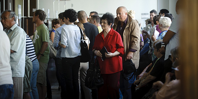 Split, 260913.PU splitsko dalmatinska.Guzve na salterima za izdavanje osobnih iskaznica i putovnica u zgradi PU splitsko dalmatinske u Splitu.Foto: Tom Dubravec / CROPIX
