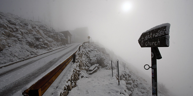 Makarska, 081214.Nakon tjedna kojeg su obiljezile obilne kise, makarsko primorje je obasjalo sunce a na najvisem vrhu planine Biokovo svetom Juri (1762m) je pao snijeg. Iako se blizi pocetak kalendarske zime vrh biokova se zabijelio s tek nekoliko centimetara snijega.Foto: Ivo Ravlic / CROPIX