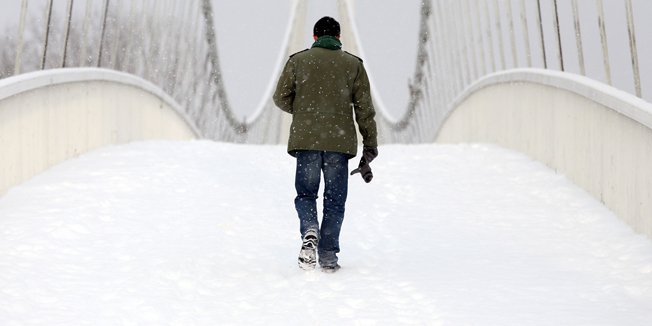 Osijek, 301214Snijeg koji je za vikend zabijelio cijelu Hrvatsku i spustio temperature ispod nistice ostavio je iza sebe prekrasne i pomalo bajkovite prizore, ali isto tako stvorio probleme u prometu. U prijepodnevnim satima u Osijeku je ponovo poceo padati gusti snijeg a temperatura je oko -6 stupnjeva C. Na fotografiji: Pjesacki most na DraviFoto: Emica Elvedji / CROPIX