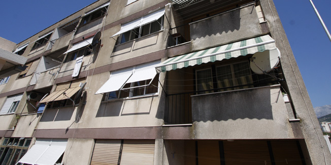 Makarska, 170713.Djevojcica stara dvije godine pala je sinoc s balkona na cetvrtom katu zgrade u ulici Kralja Petra Kresimira. Dijete je uz lomove ruke i noge prezivjelo vjerojatno zahvaljujuci tome da joj je pad usporio konop za susenje i tenda na stanovima ispod.Na slici: zgrada u Kresimirovoj ulici iz koje je dijete palo s balkona.Foto: Ivo Ravlic / CROPIX