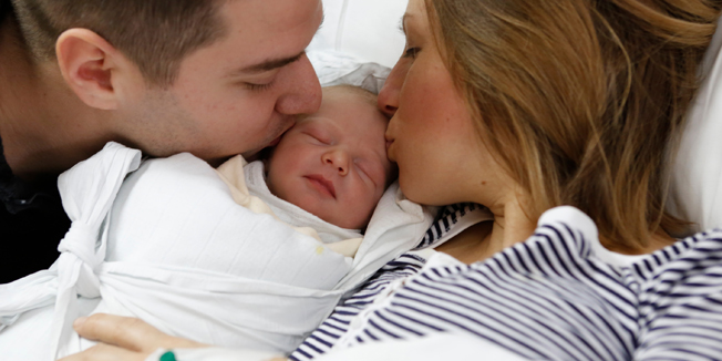 Nova Gradiska, 010115.Mali Fran,tezak 3440 grama i dugacak 52 centimetra prva je beba rodjena u Hrvatskoj u 2015.godini i to 4 sekunde iza ponoci.Drugo je to dijete u obitelji Kokic.Sretni roditelji su majka Katica i otac Filip.Porod su obavili djelatnici novogradiske bolnice dr.Boris Lovric,dr. Stefo Djuric,primalja Zdravka Samardzic i primalja Ivana Gudac.Na slici mali Fran,majka Katica i otac Filip.Foto: Danijel Soldo / CROPIX