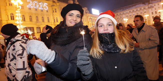 Zagreb, 311214.Trg bana Jelacica.Docek Nove 2015. godine za gradjane Zagreba organiziran je na Trgu bana Jelacica. Na pocetku veceri gradjane je zabavljao Davor Gobac.Na fotografiji: docek.Foto: Marko Todorov / CROPIX