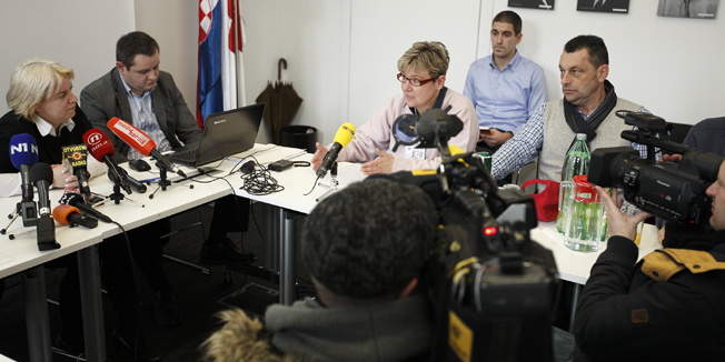 Zagreb, 091214.Prosvjed radnika Imunoloskog zavoda ispred direkcije HZZO-a u Margaretskoj zbog nerjesavanja njihovih nagomilanih problema i neizvjesne sudbine. Iako su jucer primili prvu od zaostalih placa, drzava si je namirila doprinose i porez, a prosvjed se i dalje nastavlja.Na fotografiji: Tatjana Prendja Trupec, ravnateljica HZZO-a i sindikalistica Lidija Jagarinec.Foto: Dragan Matic / CROPIX