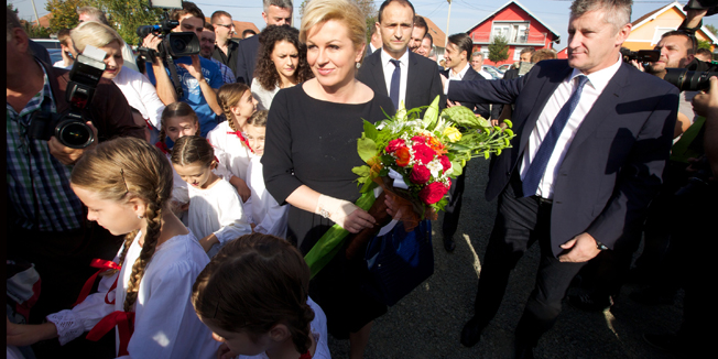 Antunvac, 121014.Celnici Hrvatskog nogometnog saveza-Davor Suker predsjednik, Niko Kovac izbornik,Ante Vucemilovic-Simunovic dopredsjednik sudjelovali su zajedno s Kolindom Grabar Kitarovic na svecanoj misi u crkvi u Antunovcu podom donacije kipa sv Antuna od strane HNS-a.Na fotografiji: Kolinda Grabar-Kitarovic ,Ivan Anusic (nacelnik Antunovca) i Davor Suker.Foto: Vlado Kos / Cropix