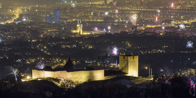 Zagreb, 010115.Medvednica.Pogled na novogodisnji vatromet iznad grada sa vrha Medvednice.Foto: Filip Radic / CROPIX
