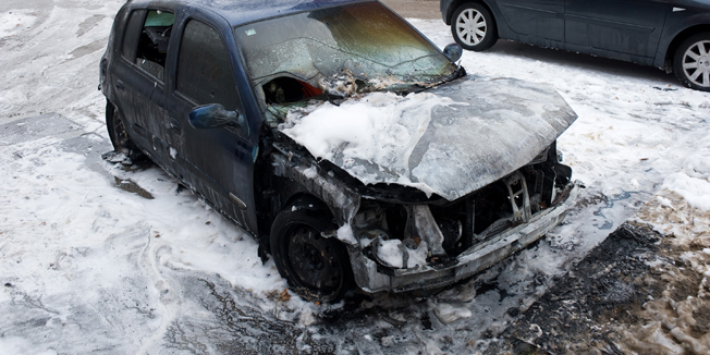 Zagreb, 030115.Ulica Antuna Strbana.Plavi Renault Clio djelomicno je izgorio u pozaru, a osteceni su i automobili koji su bili parkirani uz njega. U automobilu se nalazi djecje auto-sjedalo i jos neke neuredno nabacane stvari.Foto: Darko Tomas / CROPIX
