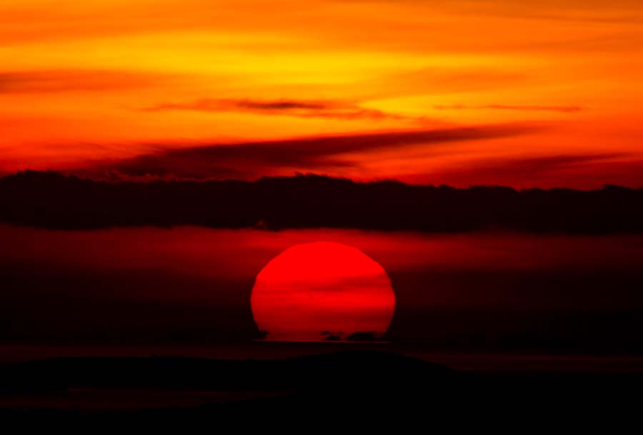 Split, 040115.Zalazak sunca na kraju danasnjeg burnog dana iznad Splita snimljen sa Klisa.Foto: Vojko Basic / CROPIX