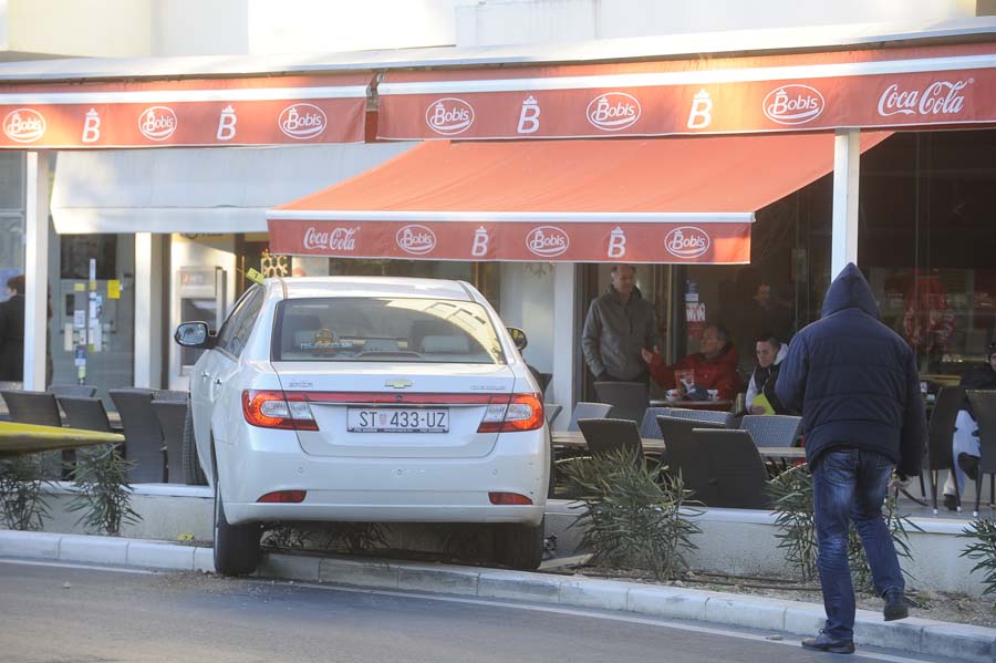 Split, 050115. Vladimir Benac, stopostotni invalid Domovinskog rata, danas oko 14 sati zabio se svojim Chevroletom u terasu Bobisa na Zvoncacu.Na srecu, nitko od gostiju nije ozlijedjen.Foto: Nikola Vilic / CROPIX