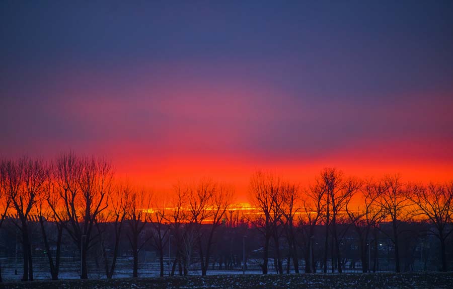 Zagreb, 050115.Vecerasnji zalazak sunca stvorio je bajkovit prizor na zapadnom dijelu grada.Foto: Neja Markicevic / CROPIX
