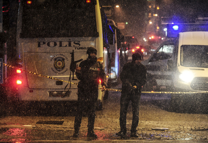 Police officers stand guard under the snow along a street leading to a police station after a female suicide bomber was killed on January 6, 2015, when she blew herself up in an attack on the police station in the main tourist district of central Istanbul, wounding two Turkish police, the city governor said. The woman went into the police station in the Sultanahmet district and told the police in English she had lost her wallet before setting off her charge, governor Vasip Sahin said on Turkish television. AFP PHOTO/BULENT KILIC