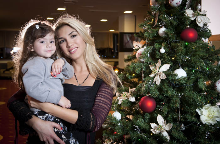 Split, 161214.Mirta Surjak, novinarka Hrvatske televizije, sa kcerkom Chiarom snimljena u hotelu Dioklecijan Residence.Foto: Vojko Basic / CROPIX