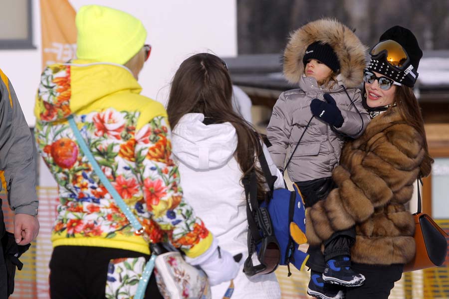 Nasffeld, 090115.Poznato austrijsko skijaliste Nassfeld u tzv. hrvatskom tjednu ugostilo je mnoge skijase iz Hrvatske. Skijaliste je danas posjetila Severina Vuckovic sa svojim sinom Aleksandrom, necakom i prijateljicama. Na fotografiji: Severina i sin Aleksandar.Foto: Goran Sebelic / CROPIX                              