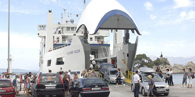 Trpanj, 100810.Iskrcaj putnika sa trajekta Vladimir Nazor u luci u mjestu Trpanj na poluotoku Peljescu. Trajekt vozi iz Ploca.Foto: Admir Buljubasic / CROPIX