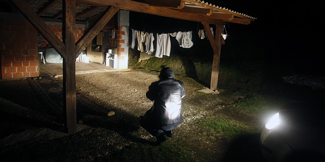 Cakovec, 100115.U medjimurskom mjestu Grkavescak u kuci na broju 40 pronadjena su tijela mrtvih supruznika.Prema nesluzbenim informacijama, muskarac je pronasao mrtvu zenu i potom i sebi oduzeo zivot. Vise detalja biti ce poznato nakon policijske istrage koja je u tijeku.Na fotografiji: kuca u kojoj su pronadjena tijela supruznika.Foto: Zeljko Hajdinjak / CROPIX