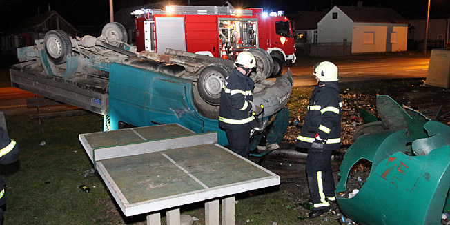 Heresin, Koprivnica, 100115.U prigradskom naselju Heresin danas oko 21 sat doslo je do prometne nesrece u kojoj je zbog neprilagodjene brzine nepoznati vozac kamiona izgubio nadzor nad vozilom te sletio s kolnika, udario u spremista na zelenom otoku te se okrenuo na krov.Vozac je nakon nesrece pobjegao u nepoznatom smjeru. Ocevid je u tijeku.Foto: Ivan Brkic / Glas Podravine / CROPIX
