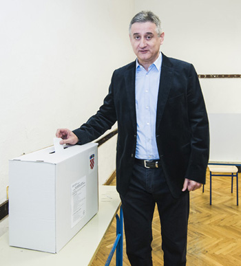 Zagreb, 110115.Danas se u Hrvatskoj odrzava 2. krug predsjednickih izbora. Gradjani biraju izmedju 2 kandidata, aktulnog predsjednika Ive Josipovica i HDZ-ove kandidatkinje Kolinde Grabar Kitarovic. Na fotografiji: predsjednik HDZ-a, Tomislav Karamarko, glasovao je u 7. gimanziji u Krizanicevoj ulici.Foto: Neja Markicevic / CROPIX