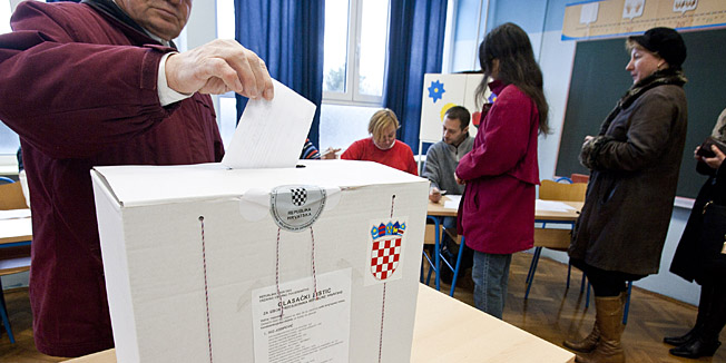 Split, 110115Glasanje za predsjednicke izbore na izbornom mjestu u Osnovnoj skoli Blatine u Splitu.Foto: Jakov Prkic / CROPIX