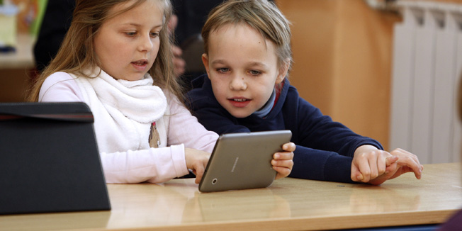 Varazdin, 150514.U jednom od razreda I. Osnovne skole zapocela je probna nastava uz pomoc tableta.I. Osnovna skola iz Varazdina u suradnji sa Osnovnom skolom Bistrica ob Sutli iz Slovenije planira projekt u sklopu kojeg bi se tableti uveli u obje skole, kako bi se poboljsala kvaliteta izvodjenja nastave.Projekt je vrijedan oko 300 tisuca eura, i financirati ce se iz fondova EU, Erasmus K2.Na fotografiji: ucenici prate nastavu uz pomoc tableta.Foto: Zeljko Hajdinjak / CROPIX