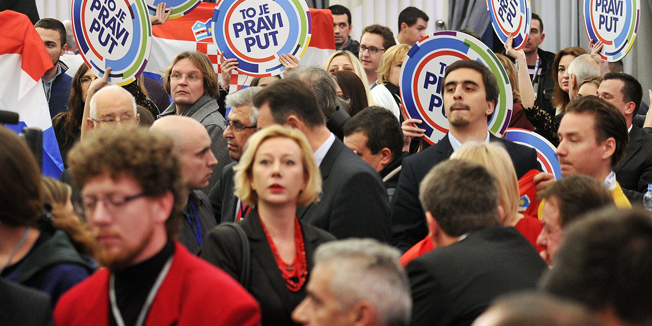 Zagreb, 110115.Perkovceva 2.Izborni stozer predsjednickog kandidata Ive Josipovica u Novinarskom domu prati objavu rezultata izbora za predsjednika Republike Hrvatske.Na fotografiji: reakcije nakon objave rezultata izlaznih anketa.Foto: Boris Kovacev / CROPIX
