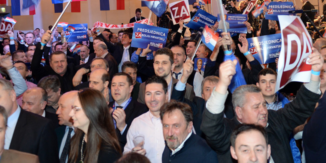 Zagreb, 110115.Slavonska avenija 6.Izborni stozer predsjednicke kandidatkinje Kolinde Grabar Kitarovic u Hypo centru prati objavu rezultata izbora za predsjednika Republike Hrvatske.Na fotografiji: reakcije nakon objave rezultata izlaznih anketa.Foto: Goran Mehkek / CROPIX
