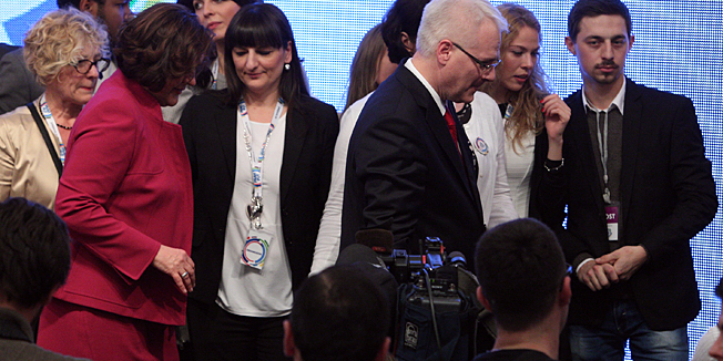 Zagreb, 110115.Perkovceva 2.Izborni stozer predsjednickog kandidata Ive Josipovica u Novinarskom domu prati objavu rezultata izbora za predsjednika Republike Hrvatske.Na fotografiji: Ivo Josipovic na pozornici nakon proglasenja rezultata izbora.Foto: Davor Pongracic / CROPIX