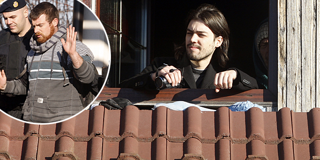 Varazdin, 130115Danas je iz kuce u Ulici Josipa bana Jelacica u mjestu Gornji Kneginec delozirana obitelj Zorana Brlenica, bivseg nogometasa Dinama i Varteksa. Delozaciju su pokusali sprijeciti clanovi Zivog zida, s kojima je bio i bivsi predsjednicki kandidat Ivan Vilibor Sincic.Na fotografiji: Clanovi Zivog zida zatvorili su se u potkrovlje, Ivan Vilibor Sincic.Foto: Zeljko Hajdinjak / Cropix