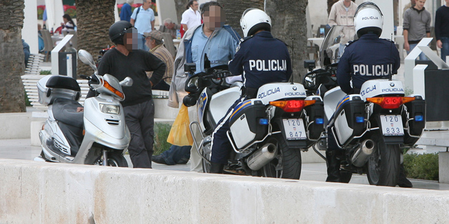 Split, 171008.Policijska patrola kaznjava nesavjesne vozace motora koji voze pjesackom zonom na splitskoj rivi.Foto: Vladimir Dugandzic / CROPIX