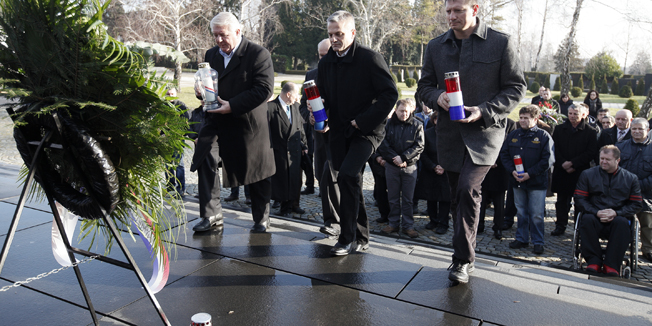 Zagreb, 150115.Povodom spomendana Medjunarodnog priznanja hrvatske drzave izaslanstva krovnih udruga hrvatskih branitelja i clanova obitelji poginulih, zatocenih i nestalih hrvatskih branitelja iz Domovinskog rata polozili su vijence na gradskom groblju Mirogoj.Na fotografiji: Josip Klemm i branitelji polazu vijenac kod spomenika Glas hrvatske zrtve - Zid boli.Foto: Dragan Matic / CROPIX