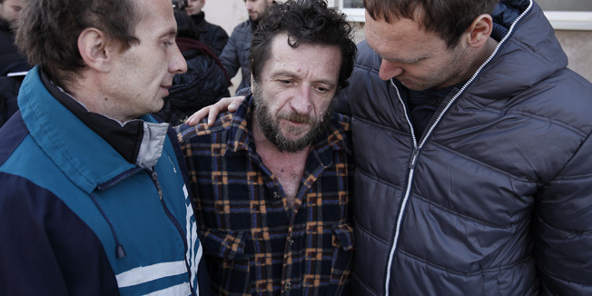 Zagreb, 150115.Zivi zid je uspio sprijeciti delozaciju obitelji Lovric - Vezaj iz gradskog stana od 27 kvadrata u ulici Vile Velebita 13. Na fotografiji: Vesel Vezaj ispred zgrade nakon obustave delozacije.Foto: Dragan Matic / CROPIX