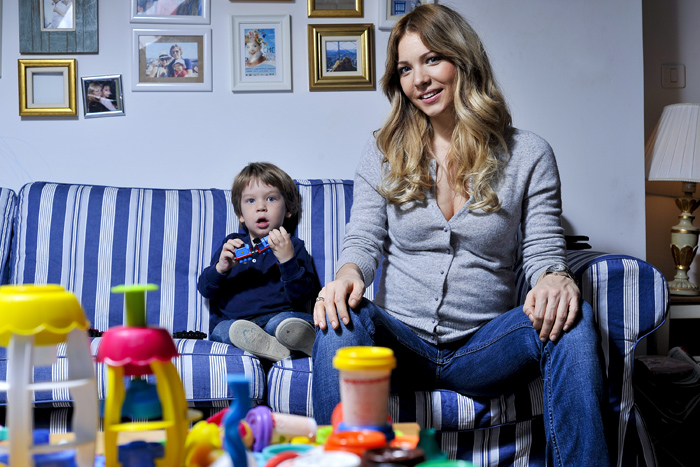 Zagreb, 130115.Voditeljica Anja Alavanja u drustvu sina Jakova u svom stanu na Jarunu.Foto: Boris Kovacev / CROPIX