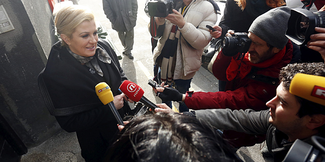 Zagreb, 120115.Antuna Bauera 29.Novoizabrana predsjednica RH Kolinda Grabar Kitarovic izlazi iz svog stana u ulici Antuna Bauera 29.Foto: Damjan Tadic / CROPIX