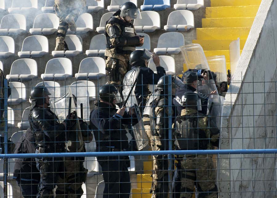 Gabela, BiH, 160115.25. memorijalni turnir Andrija Ankovic u Gabeli.Sukobi izmedu policije BiH i pripadnika Torcide na nogometnoj utakmici izmedju NK Hajduk i NK GOSK Gabela na stadionu Podavala u Gabeli. U neredima su ozljedena cetri policajca i nekoliko navijaca torcide.Snimio: Denis Jerkovic / CROPIX