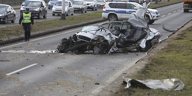 Zagreb, 170115.Ljubljanska Avenija.Tri osobe ozlijedjene su u sudaru kamiona i osobnog automobila.Vozac osobnog automobila je u kriticnom stanju.Foto: Zeljko Puhovski / CROPIX