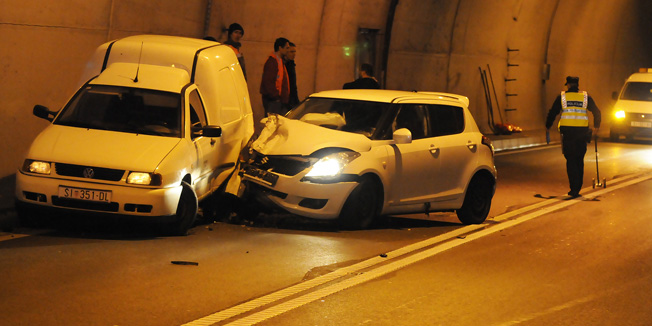 Sibenik, 190115.U tunelu Dumbocac na D 33 Sibenik Knin doslo je prometne nesrece u kojoj jedna osoba ozlijedjena a promet se odvija otezano.Foto: Niksa Stipanicev / CROPIX