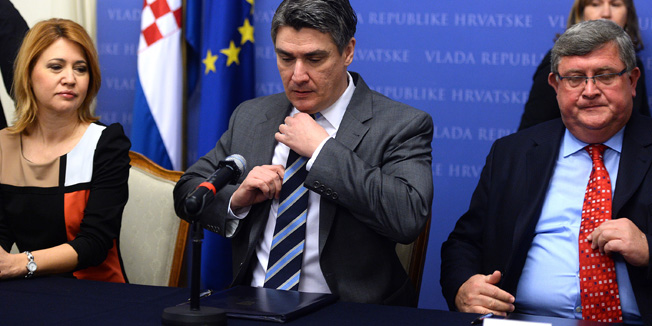 Zagreb, 190115. Markov trg, Banski dvori.Predsjednik Vlade RH Zoran Milanovic potpisao je Sporazum za ublazavanje financijskih poteskoca odredjenog dijela gradjana. Rijec je o gradjanima koji su ovrsenici u postupcima prisilne naplate trazbina male vrijednosti na novcanim sredstvima. Na fotografiji: Milanka Opacic, Zoran Milanovic i Vojko Obersnel.Foto: Goran Mehkek / CROPIX