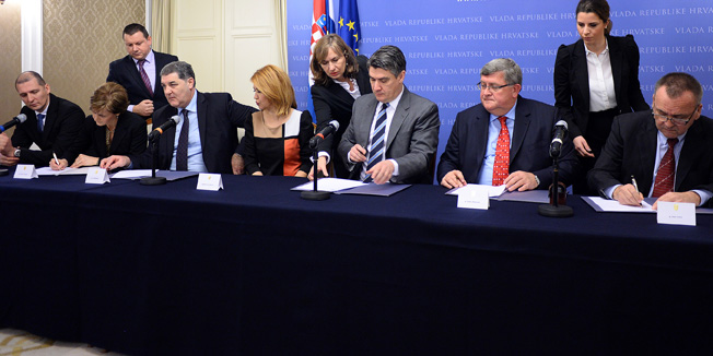 Zagreb, 190115. Markov trg, Banski dvori.Predsjednik Vlade RH Zoran Milanovic potpisao je Sporazum za ublazavanje financijskih poteskoca odredjenog dijela gradjana. Rijec je o gradjanima koji su ovrsenici u postupcima prisilne naplate trazbina male vrijednosti na novcanim sredstvima. Na fotografiji: Potpisivanje sporazuma.Foto: Goran Mehkek / CROPIX