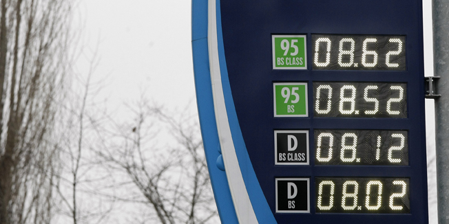 Zagreb, 200115.Ksaverska cesta, INA.Kako je i najavljeno, od ponoci su ponovno pale cijene goriva te od danas cijena Eurosupera iznosi 8,52 kune a Eurodizela 8,02Foto: Ranko Suvar / CROPIX