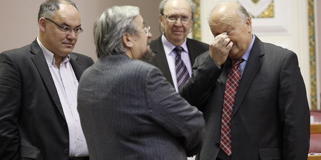 Zagreb, 22115.Nastavak 16. sjednice Hrvatskog sabora trebao je zapoceti raspravom o dopuni Zakona o potrosackom kreditiranju i prijedlogu Vlade po kojem se tecaj svicarca prema kuni fiksira na 6,39. Medjutim na zahtjev vise klubova zastupnika zapoceo je raspravom o stanju u sisackoj rafineriji.Na fotografiji: Marin Jurjevic, Damir Kajin, Slavko Linic.Foto: Dragan Matic / CROPIX